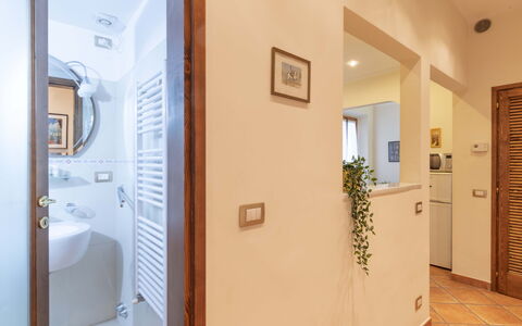 Vintage Apartment in Florence: Espejo, Lavabo, Planta, Planta De Casa, Encendiendo, Diseño De Interiores, Puerta, Baño, Edificio