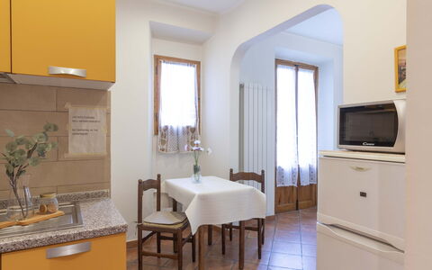 Vintage Apartment in Florence: Mueble, Propiedad, Gabinetes, Mesa, Diseño De Interiores, Madera, Suelo, Edificio, Electrodoméstico, Piso