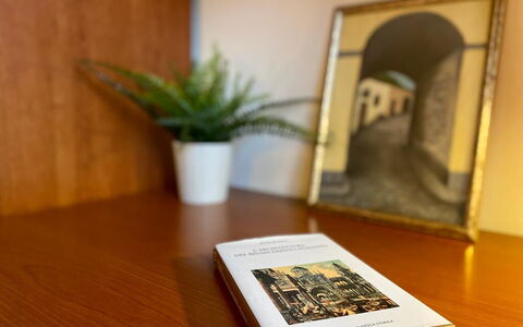 Vintage Apartment in Florence: Planta, Propiedad, Mesa, Planta De Casa, Madera, Maceta, Libro, Publicación, Piso, Suelo