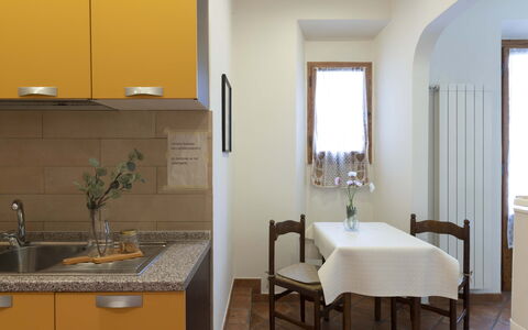 Vintage Apartment in Florence: Propiedad, Mueble, Gabinetes, Edificio, Diseño De Interiores, Mostrador, Amarillo, Mesa, Suelo
