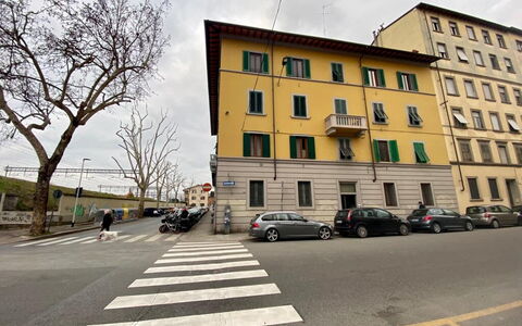 Vintage Apartment in Florence: Cielo, Nube, Edificio, Ventana, Coche, Infraestructura, Árbol, Vehículo, Superficie De La Carretera