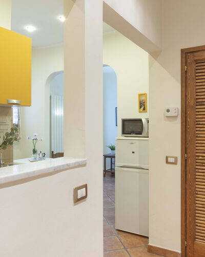 Vintage Apartment in Florence: Gabinetes, Edificio, Grifo, Lavabo, Mostrador, Puerta, Diseño De Interiores, Casa, Madera