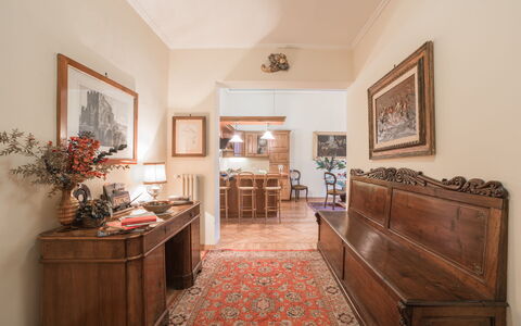 Duomo Suite: Marco, Propiedad, Gabinetes, Mesa, Planta, Madera, Flor, Diseño De Interiores, Planta De Casa, Cajón