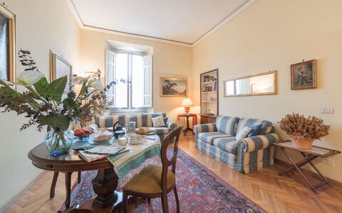 Duomo Suite: Mesa, Marco, Mueble, Propiedad, Planta, Ventana, Azur, Sofá, Madera, Diseño De Interiores