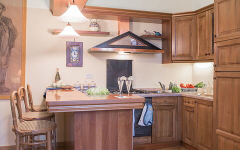 Duomo Suite: Mueble, Propiedad, Gabinetes, Mostrador, Edificio, Madera, Encendiendo, Diseño De Interiores, Mesa, Suelo