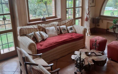 Villa Nibbiano: Mueble, Sofá, Propiedad, Ventana, Mesa, Madera, Sala, Textil, Diseño De Interiores, Comodidad