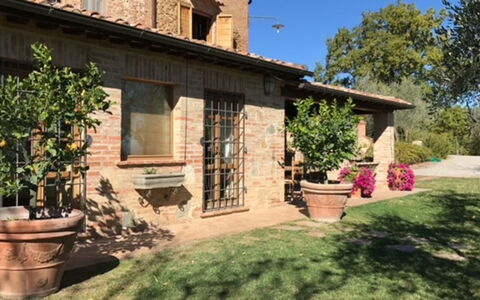 Villa Nibbiano: Planta, Edificio, Ventana, Propiedad, Cielo, Maceta, Casa, Árbol, Cabaña, Barrio Residencial