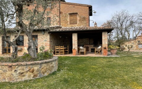 Villa Nibbiano: Planta, Cielo, Ventana, Edificio, Árbol, Nube, El Terreno Del Lote, Madera, Hierba, Casa