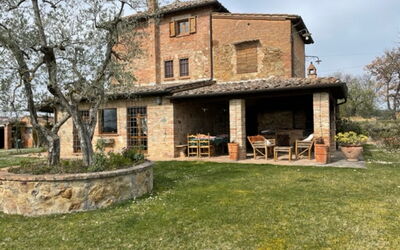 Villa Nibbiano: Planta, Cielo, Edificio, Ventana, Casa, Árbol, El Terreno Del Lote, Madera, Hierba, Cabaña