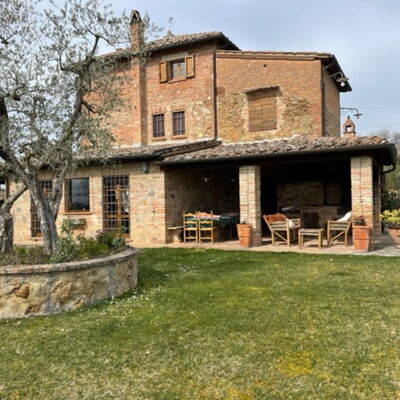 Villa Nibbiano: Planta, Cielo, Edificio, Ventana, Casa, Árbol, El Terreno Del Lote, Madera, Hierba, Cabaña