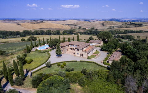 Villa Sulle Crete: Nube, Planta, Cielo, Árbol, Naturaleza, El Terreno Del Lote, Paisaje, Diseño Urbano, Área Rural, Llanura