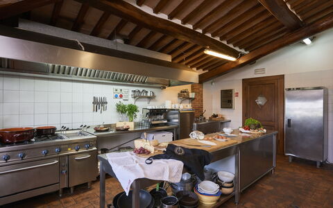 Villa Sulle Crete: Mueble, Mostrador, Gabinetes, Madera, Diseño De Interiores, Aparato De Cocina, Edificio, Cocina, Piso, Mesa