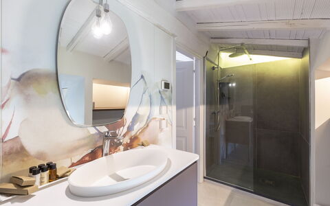 Villa Sulle Crete: Espejo, Grifo, Arreglo De Tubería, Lavabo, Propiedad, Edificio, Lavabo Del Baño, Baño, Casa, Diseño De Interiores