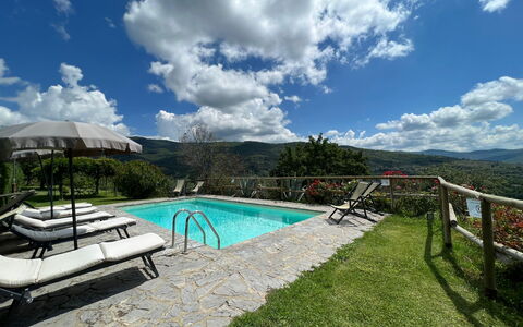 Villa Patrizia: Nube, Agua, Cielo, Piscina, Árbol, Mueble Para Exteriores, Ocio, Sunlounger, Planta, Sombra