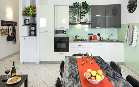 Apartment Fernanda 2 - Levanto: Comida, Propiedad, Mostrador, Gabinetes, Cocina, Aparato De Cocina, Diseño De Interiores, Electrodoméstico, Vajilla, Naranja