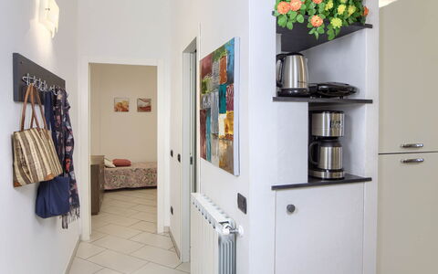 Apartment Fernanda 2 - Levanto: Propiedad, Blanco, Diseño De Interiores, Estante, Estantería, Pared, Gas, Flor, Piso, Madera