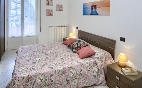 Apartment Fernanda 2 - Levanto: Mueble, Propiedad, Ventana, Comodidad, Madera, Textil, Diseño De Interiores, Arquitectura, Suelo, Edificio