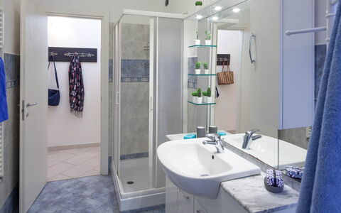 Apartment Fernanda 2 - Levanto: Grifo, Espejo, Lavabo, Propiedad, Arreglo De Tubería, Azul, Baño, Lavabo Del Baño