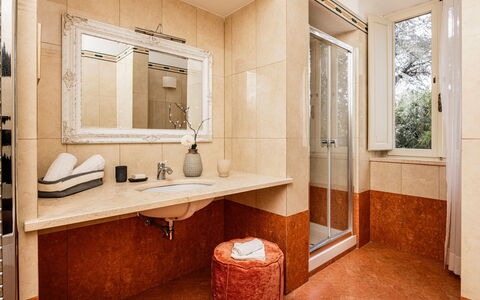 Villa Staggia: Lavabo Del Baño, Piso, Pared, Arreglo De Tubería, Baño, Suelo, Lavabo, Diseño De Interiores, Grifo, Plomería