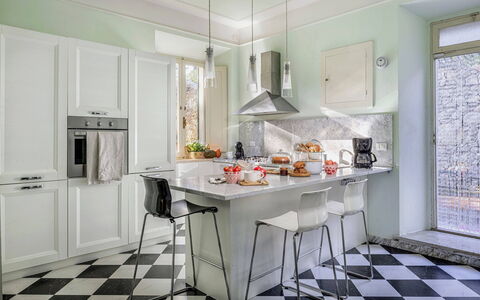 Villa Staggia: Cocina, Mueble, Diseño De Interiores, Piso, Mostrador, Aparato De Cocina, Suelo, Electrodoméstico, Gabinetes, Techo