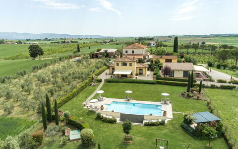 Villa Dei Ciliegi: Cielo, Nube, Planta, Naturaleza, El Terreno Del Lote, Árbol, Diseño Urbano, Hierba, Ocio, Casa