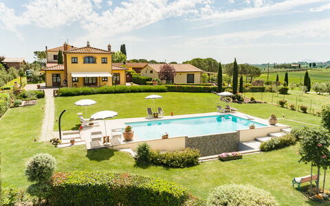 Villa Dei Ciliegi: Nube, Planta, Cielo, Edificio, Piscina, Agua, Árbol, El Terreno Del Lote, Hierba, Ocio