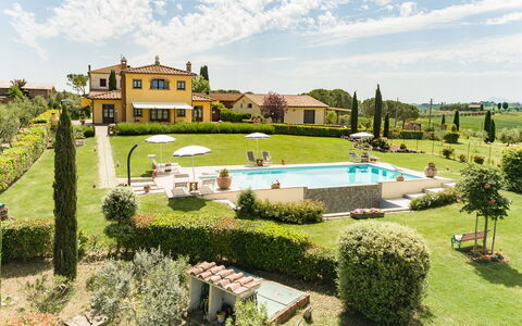Villa Dei Ciliegi: Nube, Planta, Cielo, Propiedad, Edificio, Verde, Árbol, El Terreno Del Lote, Diseño Urbano, Hierba