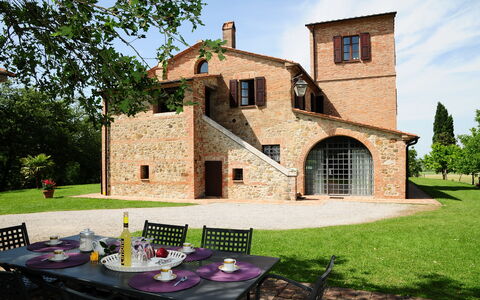 Casale Chieteno: Planta, Propiedad, Mueble, Cielo, Mesa, Edificio, Ventana, Árbol, Silla, Vajilla