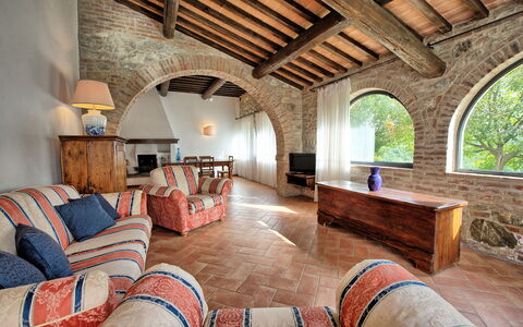 Casale Chieteno: Mesa, Mueble, Sofá, Edificio, Madera, Ventana, Comodidad, Diseño De Interiores, Sala, Suelo