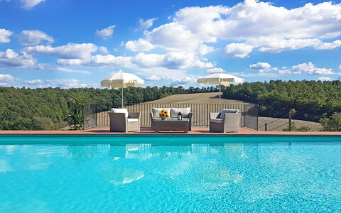 Casale Chieteno: Nube, Agua, Cielo, Tiempo De Día, Planta, Piscina, Azul, Naturaleza, Edificio, Rectángulo