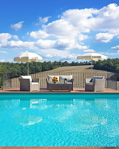 Casale Chieteno: Nube, Agua, Cielo, Tiempo De Día, Planta, Piscina, Azul, Naturaleza, Edificio, Rectángulo