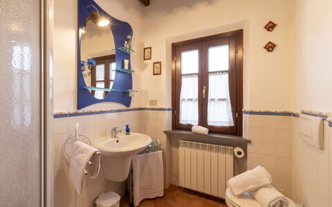 Il Borgo Apartment: Espejo, Grifo, Arreglo De Tubería, Lavabo, Propiedad, Lavabo Del Baño, Baño, Ventana, Diseño De Interiores, Arquitectura