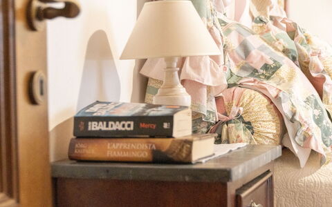 Il Borgo Apartment: Producto, Madera, Diseño De Interiores, Lámpara, Cajón, Sala, Comodidad, Estantería, Madera Dura, Mesita De Noche