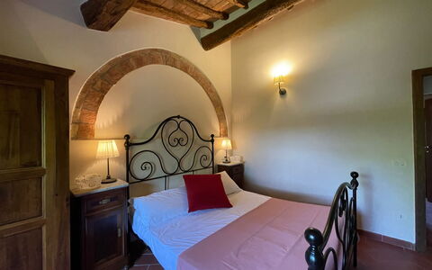 Podere La Sterza: Mueble, Propiedad, Comodidad, Madera, Marco De La Cama, Encendiendo, Edificio, Diseño De Interiores, Arquitectura, Gabinetes