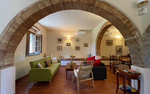 Podere La Sterza: Mueble, Mesa, Sofá, Marco, Planta, Silla, Planta De Casa, Sala, Comodidad, Diseño De Interiores