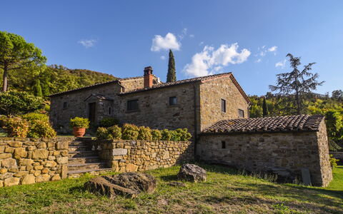 Casale Montanare: Nube, Planta, Cielo, Edificio, Paisaje Natural, Ventana, Árbol, Tierras Altas, Vegetación, El Terreno Del Lote