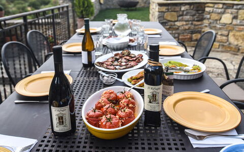 Casale Montanare: Comida, Mesa, Vajilla, Mueble, Botella, Silla, Plato, Copa De Vino, Ingrediente