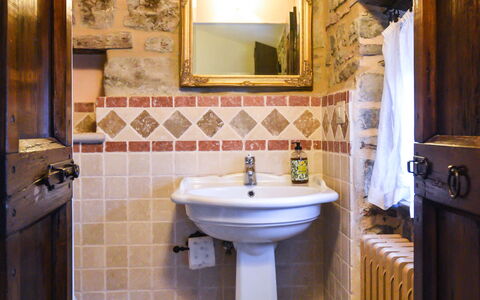 Casale Montanare: Espejo, Grifo, Lavabo, Arreglo De Tubería, Lavabo Del Baño, Baño, Edificio, Púrpura, Gabinetes, Madera