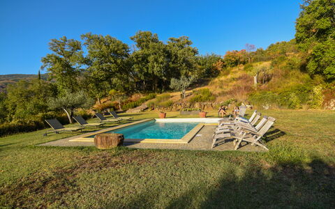 Casale Montanare: Planta, Cielo, Planta De La Comunidad, Agua, Paisaje Natural, Piscina, Mueble Para Exteriores, Nube, El Terreno Del Lote, Árbol