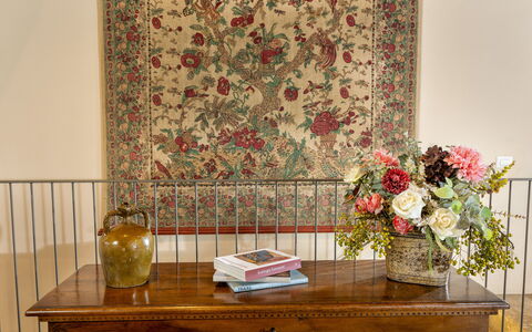 Podere D'Asso: Mesa, Flor, Mueble, Planta, Textil, Madera, Diseño De Interiores, Sala, Suelo, Piso