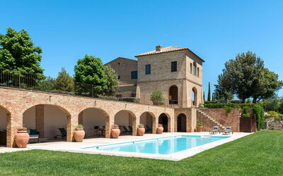 Podere D'Asso: Planta, Cielo, Edificio, Agua, Árbol, Hierba, Casa, Paisaje, Barrio Residencial, Ocio
