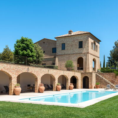 Podere D'Asso: Planta, Cielo, Edificio, Agua, Árbol, Hierba, Casa, Paisaje, Barrio Residencial, Ocio