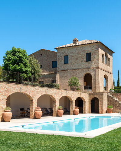 Podere D'Asso: Planta, Cielo, Edificio, Agua, Árbol, Hierba, Casa, Paisaje, Barrio Residencial, Ocio