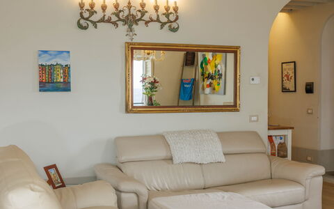 La Terrazza Sulla Valle: Marco, Mueble, Propiedad, Sofá, Mesa, Edificio, Diseño De Interiores, Sala, Madera, Comodidad