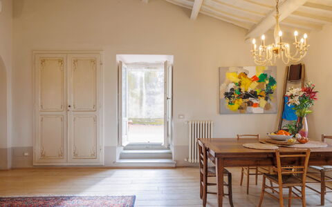 La Terrazza Sulla Valle: Edificio, Puerta, Mesa, Madera, Diseño De Interiores, Arquitectura, Ventana, Casa, Piso, Suelo