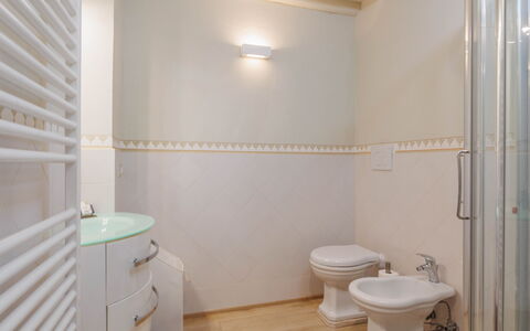 La Terrazza Sulla Valle: Arreglo De Tubería, Gabinetes, Baño, Edificio, Baño, Madera, Encendiendo, Casa, Diseño De Interiores, Piso