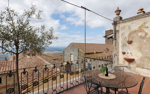 La Terrazza Sulla Valle: Nube, Cielo, Propiedad, Edificio, Mesa, Planta, Maceta, Ventana, Árbol, Cerca