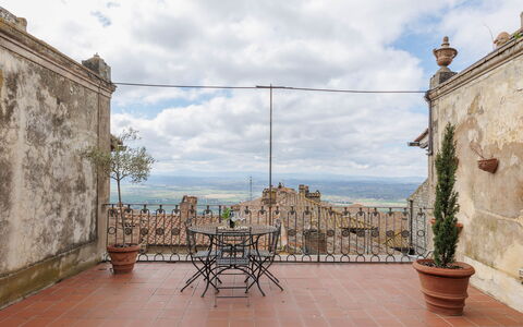 La Terrazza Sulla Valle: Cielo, Nube, Propiedad, Planta, Edificio, Maceta, Azur, Silla, Madera, Piso