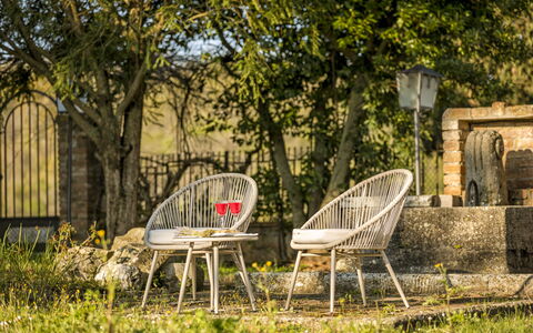 Villa Pianoia: Planta, Mueble, Hoja, Botánica, Madera, Vegetación, Árbol, Hierba, Silla, Ocio