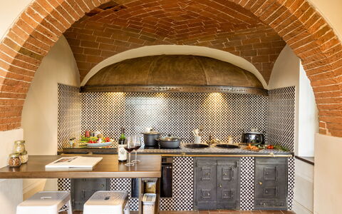 Villa Pianoia: Mostrador, Madera, Gabinetes, Estufa De Cocina, Piso, Cocina, Suelo, Diseño De Interiores, Mesa, Aparato De Cocina